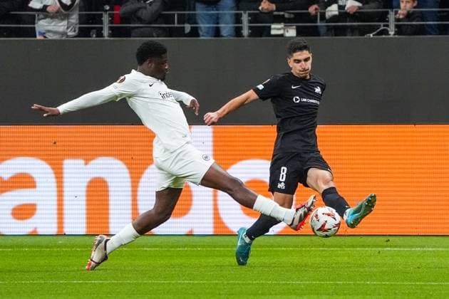 Eric Junior Dina Ebimbe (Eintracht Frankfurt, 26) blockt die Flanke von Lasha Odisharia (Riga FS, 08) - Frankfurt 24.10.2024: Eintracht Frankfurt va. Riga FS, Deutsche Bank Park, UEFA Europa League