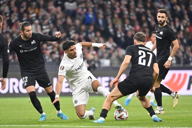 24.10.2024, xjrdrx, Fussball UEFA Europa League, Eintracht Frankfurt - Rigas Futbola Skola emspor, v.l. Herdi Prenga (Rigas Futbola Skola RFS) Omar Marmoush (Eintracht Frankfurt) Adam Markhiyev (Rigas Futbola Skola RFS) Zweikampf, Aktion, action, battle for the ball (DFL DFB REGULATIONS PROHIBIT ANY USE OF PHOTOGRAPHS as IMAGE SEQUENCES and or QUASI-VIDEO) Frankfurt am Main