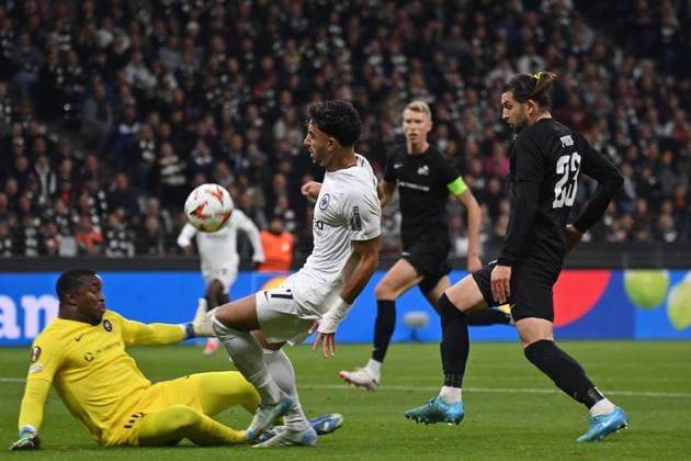 24.10.2024, xjrdrx, Fussball UEFA Europa League, Eintracht Frankfurt - Rigas Futbola Skola emspor, v.l. Fabrice Ondoa (Rigas Futbola Skola RFS) Omar Marmoush (Eintracht Frankfurt) Herdi Prenga (Rigas Futbola Skola RFS) Zweikampf, Aktion, action, battle for the ball (DFL DFB REGULATIONS PROHIBIT ANY USE OF PHOTOGRAPHS as IMAGE SEQUENCES and or QUASI-VIDEO) Frankfurt am Main
