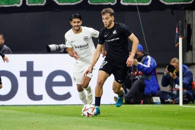 Mahmoud Dahoud (Eintracht Frankfurt, 18) und Adam Markhiyev (Rigas Futbola Skola, 27) im Laufduell , Fussball, UEFA Europa League, 3. Spieltag, 2024 2025, Eintracht Frankfurt vs. Rigas Futbola Skola, 24.10.2024, Frankfurt Stadion, Frankfurt am Main, Deutschland Frankfurt am Main Frankfurt Stadion Hessen Deutschland Copyright: xGrantxHubbsx