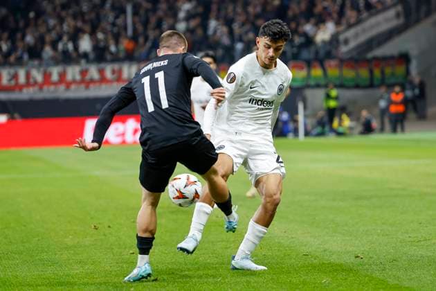 Roberts Savalnieks (Rigas Futbola Skola, 11) und Can Uzun (Eintracht Frankfurt, 20) im Zweikampf , Fussball, UEFA Europa League, 3. Spieltag, 2024 2025, Eintracht Frankfurt vs. Rigas Futbola Skola, 24.10.2024, Frankfurt Stadion, Frankfurt am Main, Deutschland Frankfurt am Main Frankfurt Stadion Hessen Deutschland Copyright: xGrantxHubbsx