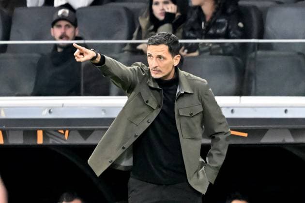 24.10.2024, xsltx, Fussball UEFA Europa League, Eintracht Frankfurt - Rigas Futbola Skola emspor, v.l. Trainer Dino Toppmöller Toppmoeller (Eintracht Frankfurt) gibt Anweisungen, gestikuliert, mit den Armen gestikulieren gives instructions, gesticulate (DFL DFB REGULATIONS PROHIBIT ANY USE OF PHOTOGRAPHS as IMAGE SEQUENCES and or QUASI-VIDEO)