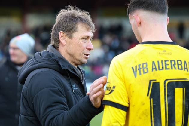 19.11.2023, Fussball, Herren, Sachsenpokal Saison 2023 2024, Achtelfinale, VfB Auerbach - FSV Zwickau Sven Köhler (Trainer VfB Auerbach) mit Felix Hache (VfB Auerbach 10) nach dem Spiel Auerbach Arena zur Vogtlandweide Sachsen Deutschland
