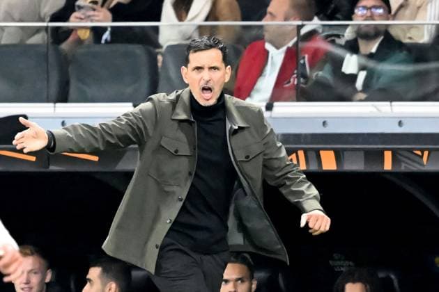 24.10.2024, xsltx, Fussball UEFA Europa League, Eintracht Frankfurt - Rigas Futbola Skola emspor, v.l. Trainer Dino Toppmöller Toppmoeller (Eintracht Frankfurt) gibt Anweisungen, gestikuliert, mit den Armen gestikulieren gives instructions, gesticulate (DFL DFB REGULATIONS PROHIBIT ANY USE OF PHOTOGRAPHS as IMAGE SEQUENCES and or QUASI-VIDEO)