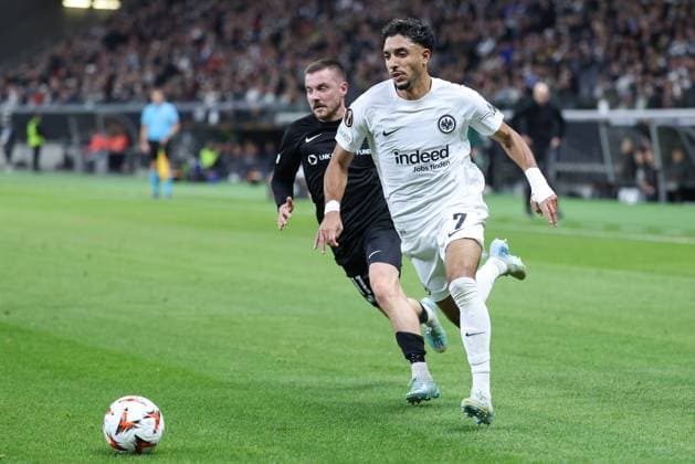 Eintracht Frankfurt - FC Rigas FS, UEFA Europa League Omar Marmoush (Eintracht Frankfurt, 7) hat sich am linken Flügel gegen Roberts Savalnieks (Riga, 11) durchgesetzt. Spiel der Ligaphase der UEFA Europa League zwischen Eintracht Frankfurt und dem FC Rigas FS am 24. Oktober 2024 im Deutsche Bank Park in Frankfurt am Main., Frankfurt am Main Hessen Deutschland Deutsche Bank Park