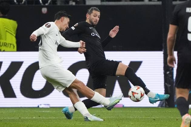 Can Uzun (Eintracht Frankfurt, 20) zieht ab gegen Herdi Prenga (Riga FS, 23) - Frankfurt 24.10.2024: Eintracht Frankfurt va. Riga FS, Deutsche Bank Park, UEFA Europa League