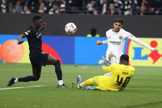 2024.10.24 UEFA Europa League phase Matchday 3 Eintracht Frankfurt - Rigas FS v.l., Haruna Rasid Njie (Rigas FS), Torchance von Omar Marmoush (Eintracht Frankfurt), goalkeeper, Torwart Fabrice Ondoa (Rigas FS) (DFL DFB REGULATIONS PROHIBIT ANY USE OF PHOTOGRAPHS as IMAGE SEQUENCES and or QUASI-VIDEO) Copyright: JoaquimxFerreira
