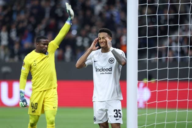 Eintracht Frankfurt - FC Rigas FS, UEFA Europa League Lucas Silva Melo, Tuta (Eintracht Frankfurt, 35) nach dem Abseitstor. Links Torwart Fabrice Ondoa (Riga, 40). Spiel der Ligaphase der UEFA Europa League zwischen Eintracht Frankfurt und dem FC Rigas FS am 24. Oktober 2024 im Deutsche Bank Park in Frankfurt am Main., Frankfurt am Main Hessen Deutschland Deutsche Bank Park