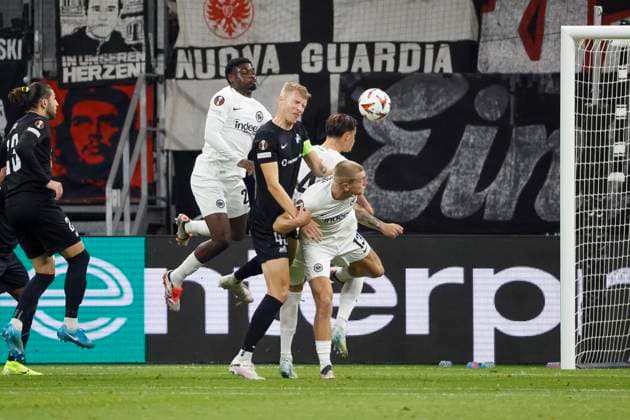 Junior Dina Ebimbe (Eintracht Frankfurt, 26), Ziga Lipuscek (Rigas Futbola Skola, 43), Robin Koch (Eintracht Frankfurt, 04) und Rasmus Kristensen (Eintracht Frankfurt, 13) im Kampf um den Ball , Fussball, UEFA Europa League, 3. Spieltag, 2024 2025, Eintracht Frankfurt vs. Rigas Futbola Skola, 24.10.2024, Frankfurt Stadion, Frankfurt am Main, Deutschland Frankfurt am Main Frankfurt Stadion Hessen Deutschland Copyright: xGrantxHubbsx