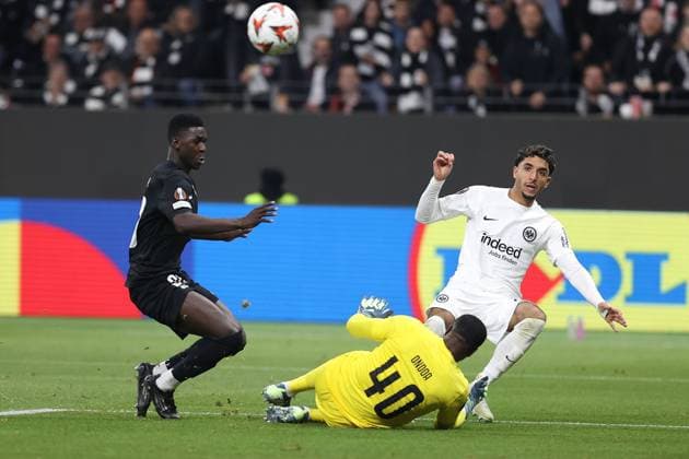 2024.10.24 UEFA Europa League phase Matchday 3 Eintracht Frankfurt - Rigas FS v.l., Haruna Rasid Njie (Rigas FS), Torchance von Omar Marmoush (Eintracht Frankfurt), goalkeeper, Torwart Fabrice Ondoa (Rigas FS) (DFL DFB REGULATIONS PROHIBIT ANY USE OF PHOTOGRAPHS as IMAGE SEQUENCES and or QUASI-VIDEO) Copyright: JoaquimxFerreira