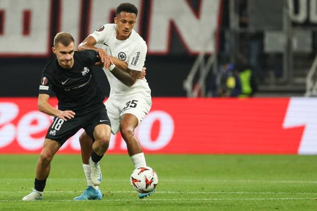 UEFA Europa League - Eintracht Frankfurt - Rigas FS am 24.10.2024 im Deutsche Bank Park in Frankfurt Tuta Lucas Silva Melo (Frankfurt 35) gegen Dmitrijs Zelenkovs (Riga 18)