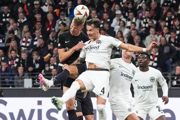 Robin Koch (Eintracht Frankfurt, 04) im Kopfballduell gegen Ziga Lipuscek (Riga FS, 43) - Frankfurt 24.10.2024: Eintracht Frankfurt va. Riga FS, Deutsche Bank Park, UEFA Europa League