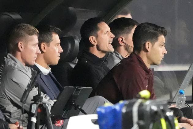 Trainer Dino Toppmöller (Eintracht Frankfurt) auf der Bank - Frankfurt 24.10.2024: Eintracht Frankfurt va. Riga FS, Deutsche Bank Park, UEFA Europa League