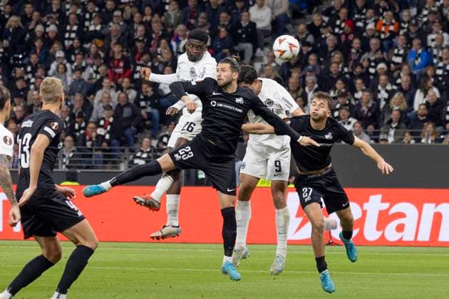 UEFA Europa League: Eintracht Frankfurt - FC Riga FS, 24.10.2024 Eric Dina-Ebimbe (Eintracht Frankfurt 26) löpft den Ball aufs Tor & Herdi Prenga (Rigas FS 23) wollte es verhindern, Eintracht Frankfurt - FC Riga FS, Frankfurt, Deutsche Bank Park, 24.10.2024 Copyright: xBEAUTIFULxSPORTS Gawlikx