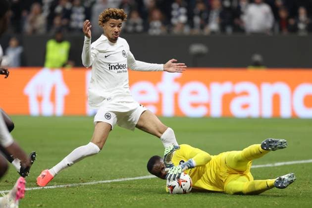 2024.10.24 UEFA Europa League phase Matchday 3 Eintracht Frankfurt - Rigas FS v.l., Hugo Ekitike (Eintracht Frankfurt) kommt zu spät, goalkeeper, Torwart Fabrice Ondoa (Rigas FS) (DFL DFB REGULATIONS PROHIBIT ANY USE OF PHOTOGRAPHS as IMAGE SEQUENCES and or QUASI-VIDEO) Copyright: JoaquimxFerreira