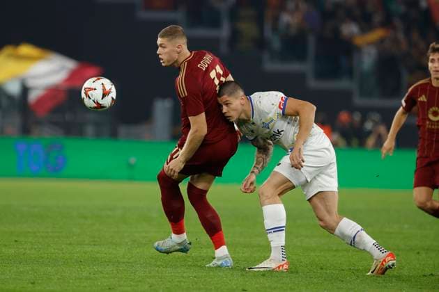A.S. Roma v Dynamo Kyiv - UEFA Europa League 2024 25 League Phase MD3 Roma s Artem Dovbyk and Dynamo Kyiv s Denys Popov play during the UEFA Europa League 2024 25 League Phase MD3 match between AS Roma and FC Dynamo Kyiv at Stadio Olimpico in Rome, Italy, on October 24, 2024. Rome Italy  Copyright: xCiroxDexLucax originalFilename:deluca-romavdyn241024_np2wf.jpg