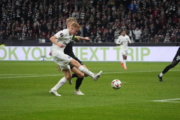 Sport Bilder des Tages Hugo Larsson (Eintracht Frankfurt, 16) setzt sich durch, zieht ab und erzielt das Tor zum 1:0 - Frankfurt 24.10.2024: Eintracht Frankfurt va. Riga FS, Deutsche Bank Park, UEFA Europa League