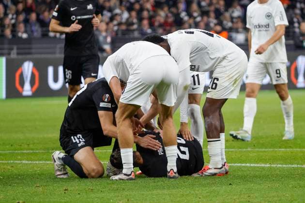 Herdi Prenga (Rigas Futbola Skola, 23) verletzt am Boden , Fussball, UEFA Europa League, 3. Spieltag, 2024 2025, Eintracht Frankfurt vs. Rigas Futbola Skola, 24.10.2024, Frankfurt Stadion, Frankfurt am Main, Deutschland Frankfurt am Main Frankfurt Stadion Hessen Deutschland Copyright: xGrantxHubbsx