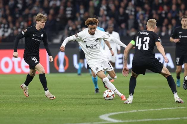 2024.10.24 UEFA Europa League phase Matchday 3 Eintracht Frankfurt - Rigas FS v.l., MÄrtiÅÜÅ¡ Ä¶igurs (Rigas FS), Hugo Ekitike (Eintracht Frankfurt), Å½iga LipuÅ¡Äek (Rigas FS) Zweikampf, Action, Aktion, Battles for the Ball (DFL DFB REGULATIONS PROHIBIT ANY USE OF PHOTOGRAPHS as IMAGE SEQUENCES and or QUASI-VIDEO) Copyright: JoaquimxFerreira