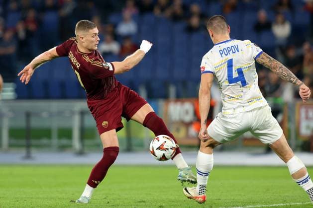 UEFA Europa League - AS Roma vs Dynamo Kiev at Olympic Stadium in Rome on 24th october 2024 Rome, Italy 24.10.2024: Artem Dovbyk of Roma, Denys Popov of Dynamo Kiev during the Uefa Europa League 2024-2025, day 3, football match between AS Roma vs Dynamo Kiev at Olympic Stadium in Rome. Rome Olympic italy italy Copyright: xmarcoxiacobucci