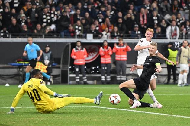 Fußball UEFA Europa League 3. Spieltag Eintracht Frankfurt - Rigas FS am 24.10.2024 im Deutsche Bank Park in Frankfurt Torschuss zum 1:0 durch Hugo Larsson ( Frankfurt )