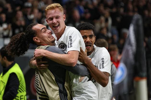 UEFA Europa League - Eintracht Frankfurt - Rigas FS am 24.10.2024 im Deutsche Bank Park in Frankfurt Jubel, Torjubel, Torschuetze, Torschütze Hugo Larsson (Frankfurt 16) jubelt nach seinem Tor zum 1 zu 0 mit Arthur Theate (Frankfurt 3) und Tuta Lucas Silva Melo (Frankfurt 35)