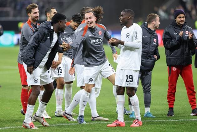 Eintracht Frankfurt - FC Rigas FS, UEFA Europa League Eric-Junior Dina Ebimbe (Eintracht Frankfurt, 26), Arthur Theate (Eintracht Frankfurt, 3) und Niels Nkounkou (Eintracht Frankfurt, 29) feiern nach Spielende gemeinsam mit den Fans in der Nordwestkurve. Spiel der Ligaphase der UEFA Europa League zwischen Eintracht Frankfurt und dem FC Rigas FS am 24. Oktober 2024 im Deutsche Bank Park in Frankfurt am Main., Frankfurt am Main Hessen Deutschland Deutsche Bank Park