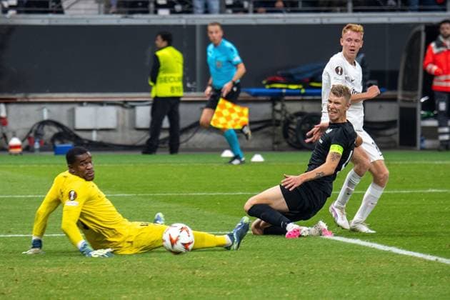Sport Bilder des Tages 2024.10.24 UEFA Europa League phase Matchday 3 Eintracht Frankfurt - Rigas FS v.l., goalkeeper, Torwart Fabrice Ondoa (Rigas FS), Å½iga LipuÅ¡Äek (Rigas FS), Hugo Larsson (Eintracht Frankfurt) schiesst das Tor zum 1:0 (DFL DFB REGULATIONS PROHIBIT ANY USE OF PHOTOGRAPHS as IMAGE SEQUENCES and or QUASI-VIDEO) Copyright: JoaquimxFerreira