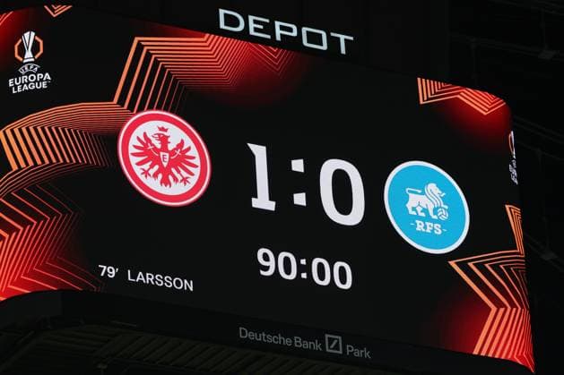 Sport Bilder des Tages UEFA Europa League - Eintracht Frankfurt - Rigas FS am 24.10.2024 im Deutsche Bank Park in Frankfurt Anzeigetafel Videoleinwand mit dem offiziellem Endergebnis 1 zu 0