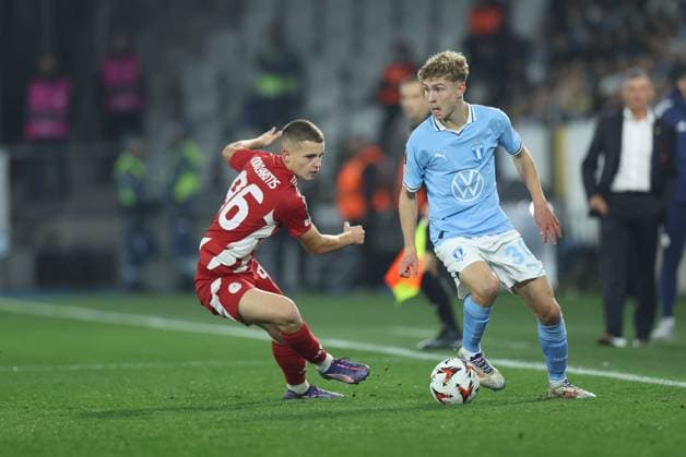 MALMÖ, SVERIGE 20241024 Olympiakos Christos Mouzakitis mot Malmös Hugo Bolin under torsdagens fotbollsmatch i Europa League mellan Malmö FF och Olympiakos (Grekland) pa Eleda Stadion i Malmö. MALMÖ SVERIGE x11830x