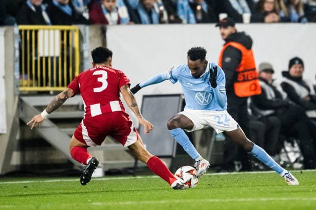 241024 Taha Ali of Malmö FF and Francisco Ortega of Olympiacos during the UEFA Europa League football match between Malmö FF and Olympiacos on October 24, 2024 in Malmö. Photo: Petter Arvidson BILDBYRAN kod PA PA0907 fotboll football soccer fotball uefa europa league europa league malmö ff olympiacos bbeng bbauto Copyright: PETTERxARVIDSON BB241024PA045