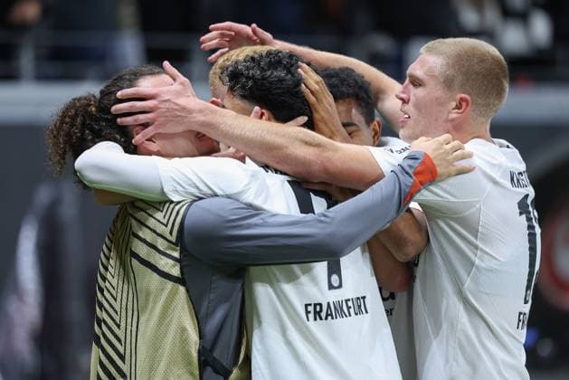 Eintracht Frankfurt - FC Rigas FS, UEFA Europa League Der Torschütze Hugo Larsson (Eintracht Frankfurt, 16) wird von Arthur Theate (Eintracht Frankfurt, 3), Omar Marmoush (Eintracht Frankfurt, 7), Ansgar Knauff (Eintracht Frankfurt, 36) und Rasmus Kristensen (Eintracht Frankfurt, 13) umringt und bejubelt. Spiel der Ligaphase der UEFA Europa League zwischen Eintracht Frankfurt und dem FC Rigas FS am 24. Oktober 2024 im Deutsche Bank Park in Frankfurt am Main., Frankfurt am Main Hessen Deutschland Deutsche Bank Park