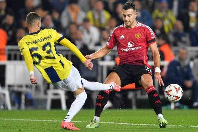 Sebastian Szymanski of Fenerbahce S.K. under pressure from Diogo Dalot of Manchester United, ManU Fenerbahce v Manchester United, UEFA Europa League, Group Stage, Football, Sukru Saracoglu Stadium, Istanbul, Turkey, 24 Oct 2024 EDITORIAL USE ONLY No use with unauthorised audio, video, data, fixture lists, club league logos or live services. Online in-match use limited to 120 images, no video emulation. No use in betting, games or single club league player publications. Copyright: xAlexxNicodim Shutterstockx 14801667bw