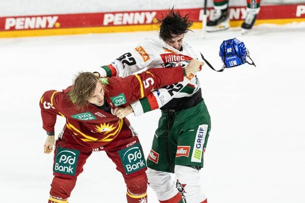 Sport Themen der Woche KW43 Sport Bilder des Tages Penny DEL: Düsseldorfer EG - Augsburger Panther; 24.10.2024 Schlägerei, Moritz Wirth (Düsseldorfer EG, 5), Thomas Schemitsch (Augsburger Panther, 62) Penny DEL: Düsseldorfer EG - Augsburger Panther; Düsseldorf, PSD Bank Dome; 24.10.2024 *** Penny DEL Düsseldorfer EG Augsburger Panther 24 10 2024 Brawl, Moritz Wirth Düsseldorfer EG, 5 , Thomas Schemitsch Augsburger Panther, 62 Penny DEL Düsseldorfer EG Augsburger Panther Düsseldorf, PSD Bank Dome 24 10 2024 Copyright: xBEAUTIFULxSPORTS Buriakovx