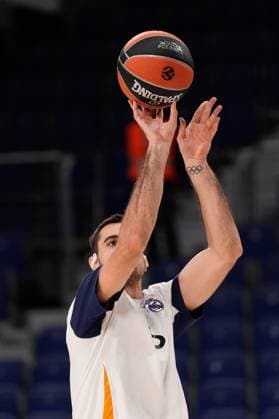 October 24, 2024, Madrid, Madrid, SPAIN: Alberto Abalde of Real Madrid warms up during the Turkish Airlines EuroLeague, Regular Season Round Five, basketball match played between Real Madrid Baloncesto and Crvena Zvezda Meridianbet Belgrade at Wizink Center pavilion on October 24, 2024 in Madrid, Spain. Madrid SPAIN - ZUMAa181 20241024_zaa_a181_091 Copyright: xOscarxJ.xBarrosox