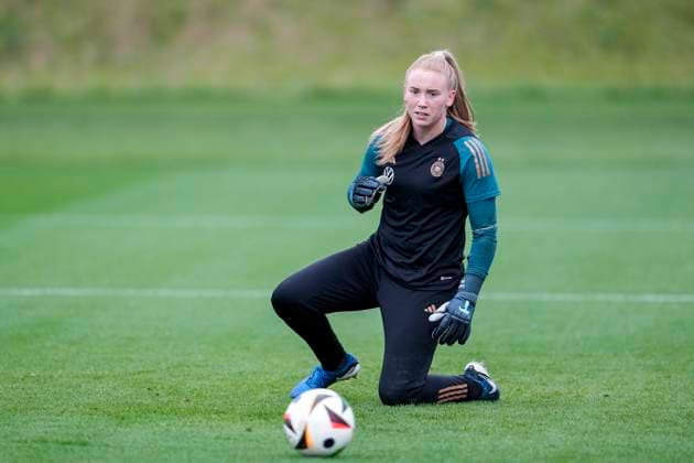 Laura-Johanna Dick (Torhüterin, Torwart, Deutschland, 12), am Ball, Freisteller, Ganzkörper, Einzelbild, Einzelfoto, Aktion, Action, beim Aufwärmen, Aufwärmprogramm, Warmlaufen vor dem Spiel, 24.10.2024, Frankfurt am Main (Deutschland), Fussball, Länderspiel, U 23-Frauen, Deutschland - Frankreich, 24.10.2024, Frankfurt am Main (Deutschland), Fussball, Länderspiel, U 23-Frauen, Deutschland - Frankreich, DFB DFL REGULATIONS PROHIBIT ANY USE OF PHOTOGRAPHS AS IMAGE SEQUENCES AND OR QUASI-VIDEO.