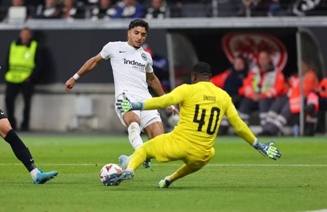 24.10.2024, Fussball UEFA Europa League, Eintracht Frankfurt - FC Riga FS RFS, emonline, emspor, v.l., Omar Marmoush (Eintracht Frankfurt), Torwart Fabrice Ondoa (FK RFS) DFL DFB REGULATIONS PROHIBIT ANY USE OF PHOTOGRAPHS AS IMAGE SEQUENCES AND OR QUASI-VIDEO. xdcx Copyright: HMBxMedia