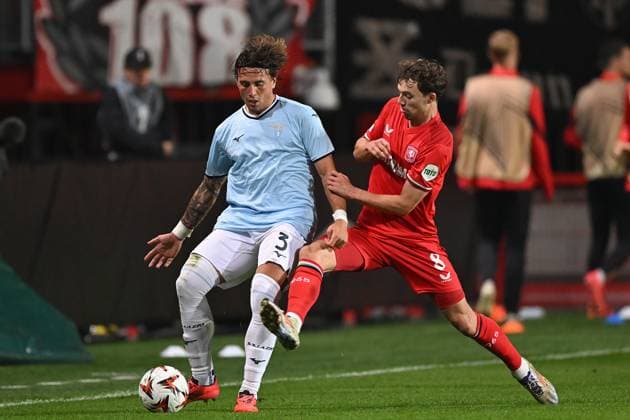ENSCHEDE - (l-r), Luca Pellegrini of SS Lazio, Youri Regeer of FC Twente during the UEFA Europa League match between FC Twente and S.S. Lazio Roma at Stadion De Grolsch Veste on Oct. 24, 2024 in Enschede, Netherlands. ANP Hollandse Hoogte UEFA Europa League 2024 25 League Phase MD3 2024 25 xVIxANPxSportx xGerritxvanxKeulenxIVx 511749964 originalFilename: 511749964.jpg