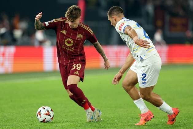 CALCIO - UEFA Europa League - AS Roma vs FC Dynamo Kyiv Rome, Italy 24.10.2024: Nicola Zalewski of Roma, Kostiantyn Vivcharenko of Dynamo Kiev during the Uefa Europa League 2024-2025, day 3, football match between AS Roma vs Dynamo Kiev at Olympic Stadium in Rome. Rome Italy  Copyright: xIPAxSport ABACAx