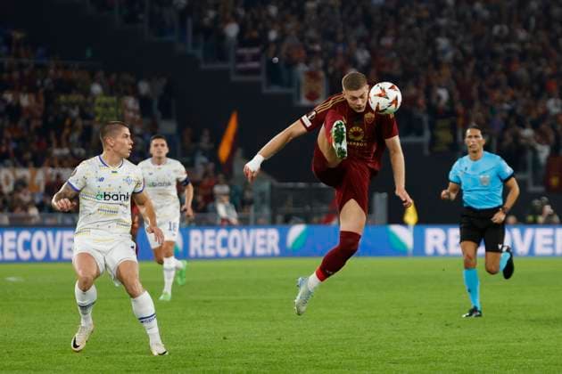 A.S. Roma v Dynamo Kyiv - UEFA Europa League 2024 25 League Phase MD3 Roma s Artem Dovbyk controls the ball during the UEFA Europa League 2024 25 League Phase MD3 match between AS Roma and FC Dynamo Kyiv at Stadio Olimpico in Rome, Italy, on October 24, 2024. Rome Italy  Copyright: xCiroxDexLucax originalFilename:deluca-romavdyn241024_npjIG.jpg