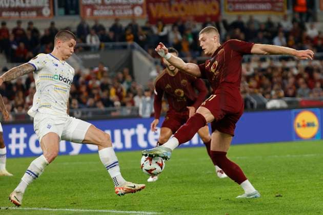 A.S. Roma v Dynamo Kyiv - UEFA Europa League 2024 25 League Phase MD3 Roma s Artem Dovbyk is challenged by Dynamo Kyiv s Denys Popov during the UEFA Europa League 2024 25 League Phase MD3 match between AS Roma and FC Dynamo Kyiv at Stadio Olimpico in Rome, Italy, on October 24, 2024. Rome Italy  Copyright: xCiroxDexLucax originalFilename:deluca-romavdyn241024_np51Y.jpg