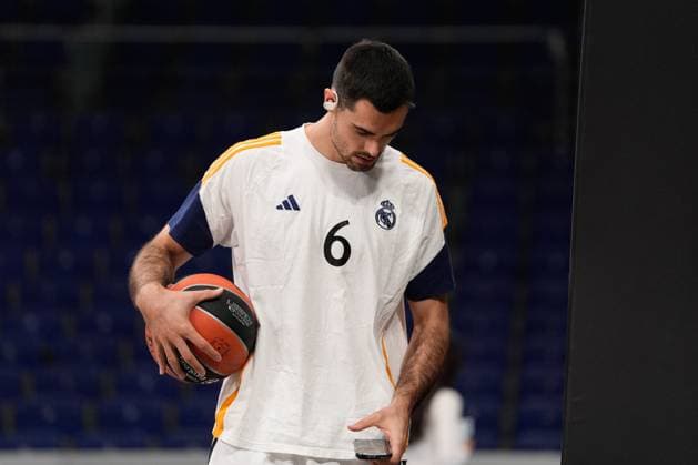 October 24, 2024, Madrid, Madrid, SPAIN: Alberto Abalde of Real Madrid looks down during the Turkish Airlines EuroLeague, Regular Season Round Five, basketball match played between Real Madrid Baloncesto and Crvena Zvezda Meridianbet Belgrade at Wizink Center pavilion on October 24, 2024 in Madrid, Spain. Madrid SPAIN - ZUMAa181 20241024_zaa_a181_087 Copyright: xOscarxJ.xBarrosox
