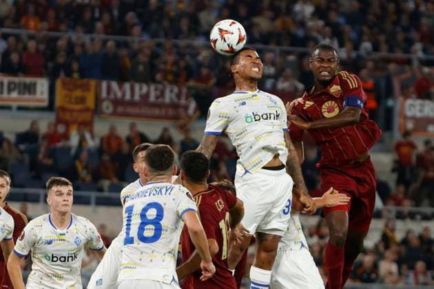 October 24, 2024, Rome, Lazio, Italy: Dynamo Kyiv s Eduardo Guerrero is challenged by RomaÃ¢â‚¬â ¢s Evan Ndicka during the UEFA Europa League 2024 25 League Phase MD3 match between AS Roma and FC Dynamo Kyiv at Stadio Olimpico on October 24, 2024 in Rome, Italy Rome Italy - ZUMAl131 20241024_zsp_l131_043 Copyright: xCiroxDexLucax