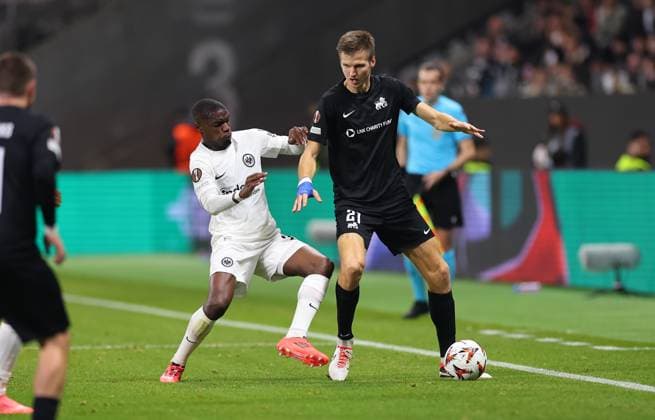 24.10.2024, Fussball UEFA Europa League, Eintracht Frankfurt - FC Riga FS RFS, emonline, emspor, v.l., Niels Nkounkou (Eintracht Frankfurt), Elvis Stuglis (FK RFS) DFL DFB REGULATIONS PROHIBIT ANY USE OF PHOTOGRAPHS AS IMAGE SEQUENCES AND OR QUASI-VIDEO. xdcx Copyright: HMBxMedia