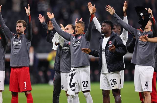 24.10.2024, Fussball UEFA Europa League, Eintracht Frankfurt - FC Riga FS RFS, emonline, emspor, v.l., Timothy Chandler (Eintracht Frankfurt) feiert mit den Fans DFL DFB REGULATIONS PROHIBIT ANY USE OF PHOTOGRAPHS AS IMAGE SEQUENCES AND OR QUASI-VIDEO. xdcx Copyright: HMBxMedia