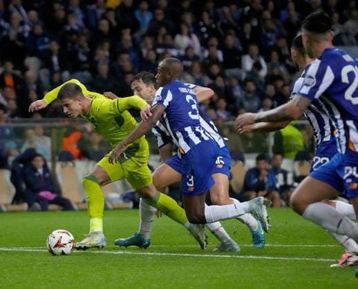 PRT, UEFA Europa League, FC Porto vs Hoffenheim 24.10.2024, Estadio Do Dragao, Porto, PRT, UEFA Europa League, FC Porto vs Hoffenheim , im Bild Adam Hlozek (Hoffenheim), Tiago Djalo (Porto) Porto Estadio Do Dragao Portugal