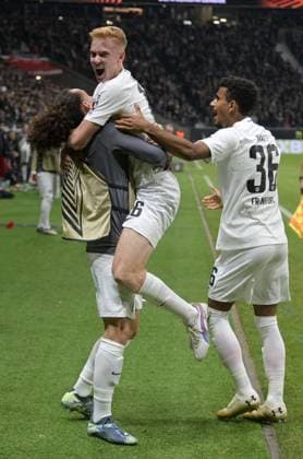 Torschütze. Hugo Larsson. (mi). jubelt mit Ansgar. Knauff (re). und. Arthur Theate. (li). fotografiert beim Fußball Europa League. Spiel Eintracht Frankfurt gegen Rigas. AS am 24.10.2024 in Frankfurt. (DFL DFB REGULATIONS PROHIBIT ANY USE OF PHOTOGRAPHS as IMAGE SEQUENCES and or QUASI-VIDEO)