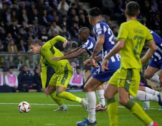 PRT, UEFA Europa League, FC Porto vs Hoffenheim 24.10.2024, Estadio Do Dragao, Porto, PRT, UEFA Europa League, FC Porto vs Hoffenheim , im Bild Adam Hlozek (Hoffenheim), Tiago Djalo (Porto)