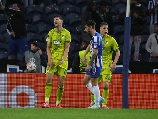 PRT, UEFA Europa League, FC Porto vs Hoffenheim 24.10.2024, Estadio Do Dragao, Porto, PRT, UEFA Europa League, FC Porto vs Hoffenheim , im Bild Nach einem Fehler von Anton Stach (Hoffenheim) fällt das Tor zum 2:0 für Porto.