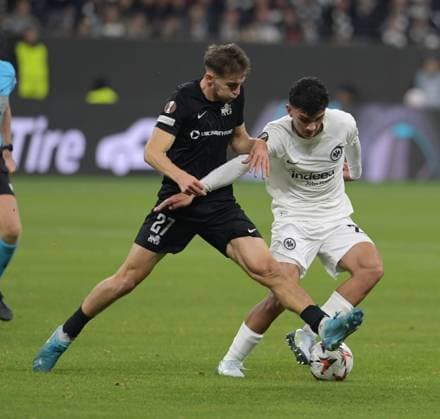 Can Uzun (re). gegen. Adam Markhiyev fotografiert beim Fußball Europa League. Spiel Eintracht Frankfurt gegen Rigas. AS am 24.10.2024 in Frankfurt. (DFL DFB REGULATIONS PROHIBIT ANY USE OF PHOTOGRAPHS as IMAGE SEQUENCES and or QUASI-VIDEO)